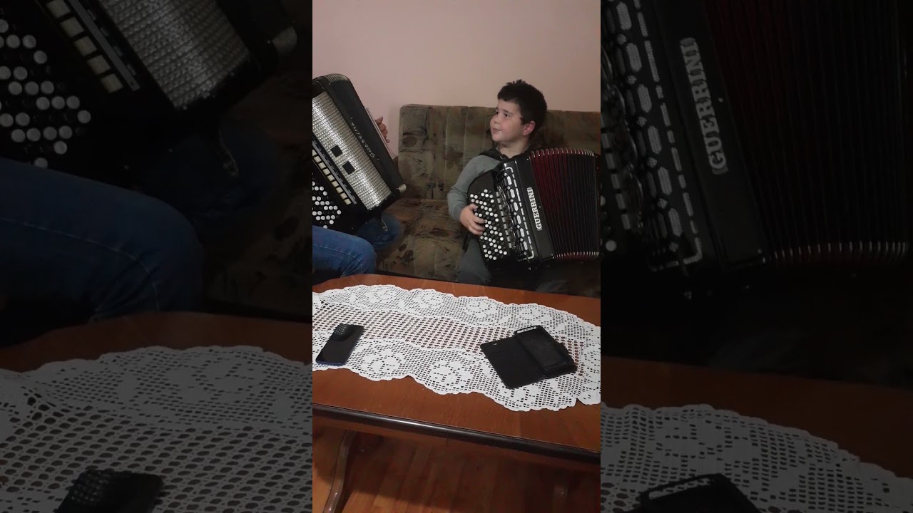 Jasenicko kolo - harmonika Mihailo Nikolic (6 godina) i ucitelj Mica Jovanovic-Belajac