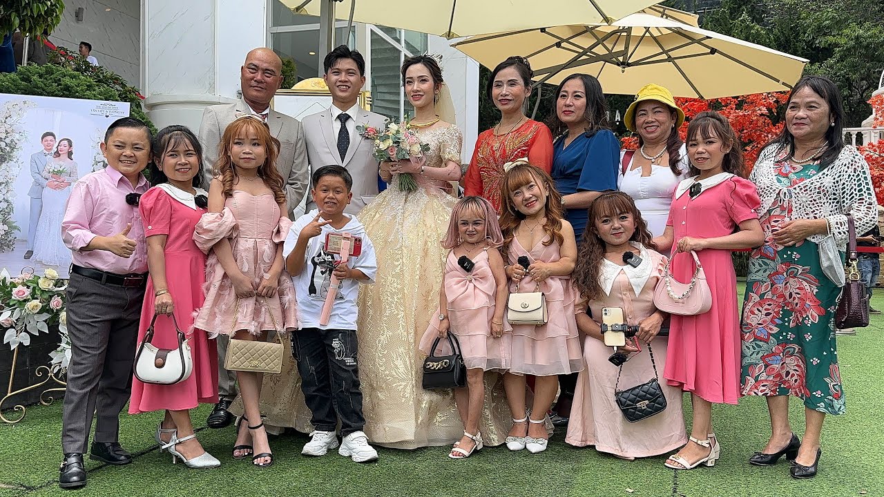 Câu lạc Bộ Người Bé Bỏng Náo Loạn Đám Cưới Cô Gái Trang Điểm Bằng Chân Ở Đà Lạt . || Ut Mini.