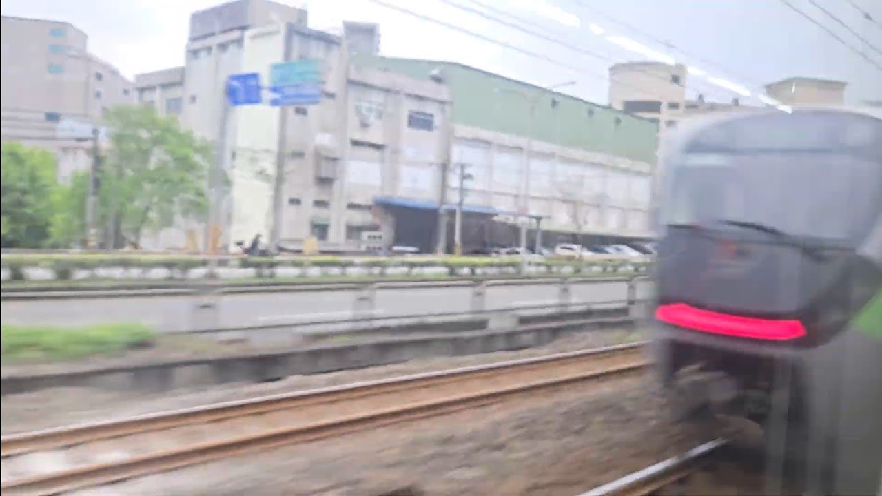 139次七堵發車開往潮州的E500型鳴日色金光牌雙電力機車頭E505+十二節PP車廂+E529推拉式PP自強號，和1202次新竹發車開往基隆的銀綠色微笑號EMU900型十輛一編組EMU914區間車
