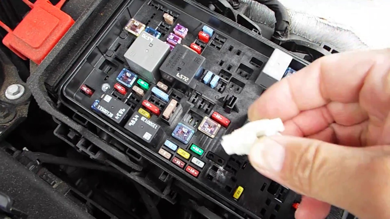 Chevrolet Malibu, замена предохранителя передних USB-портов