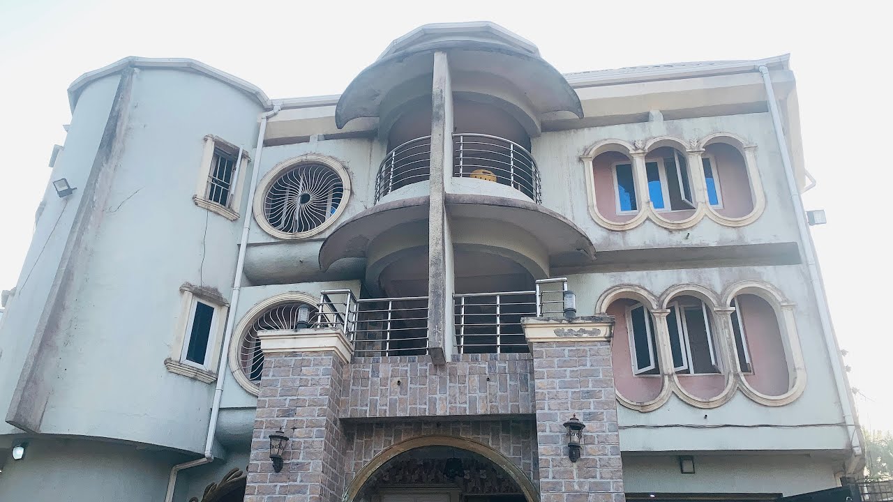This house was built in the village early 90s by Late Chief Obinakueze who made unfinishable money.