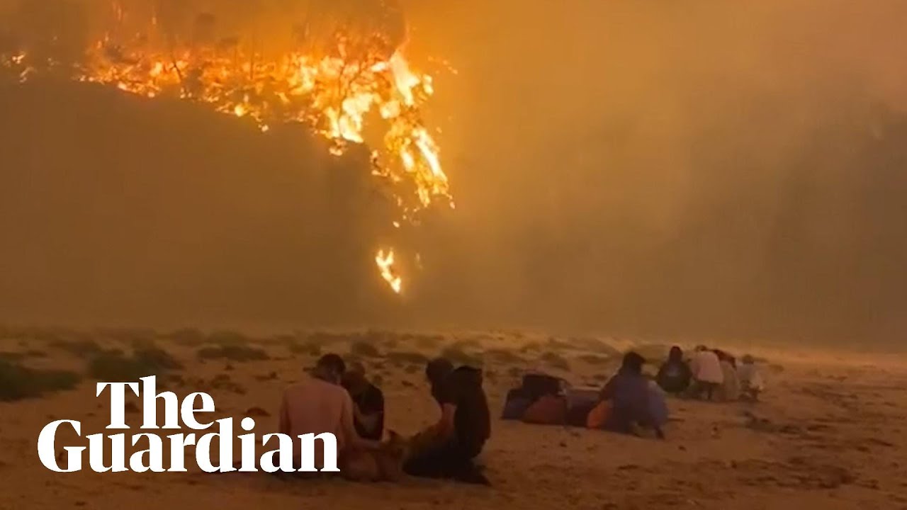 Residents and visitors in NSW town of Rosedale seek refuge from bushfires on the beach