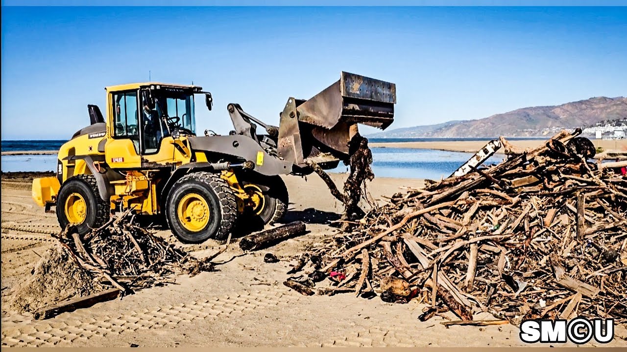 𝗪𝗜𝗟𝗗𝗙𝗜𝗥𝗘 𝗔𝗙𝗧𝗘𝗥𝗠𝗔𝗧𝗛: Crews Continue Post-Fire Cleanup at Will Rogers State Beach