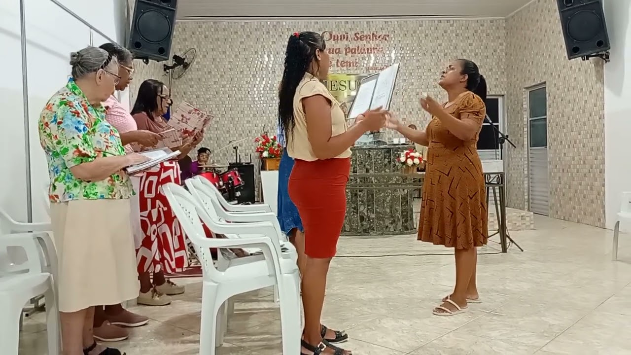 GRUPO DE MULHERES CANTANDO DIA APÓS DIA DE VALESCA MAYSSA 