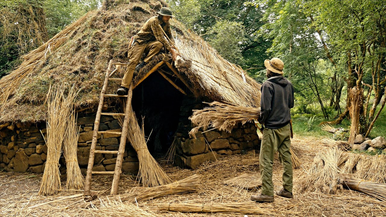 Iron Age Roundhouse Thatching: How roofs were made from Reeds & Hazel (Ep.16)