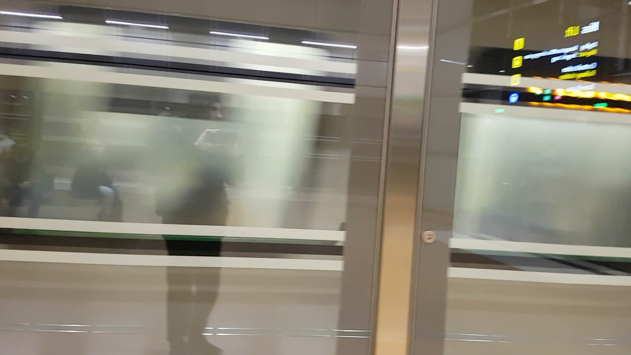 X60B Pendeltåg Ankommer Stockholm City.