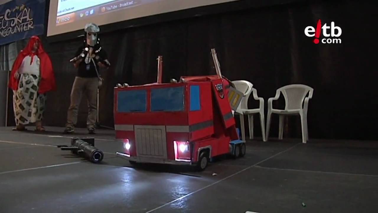 Increíble transformación de Optimus Prime en la Euskal Encounter 2010