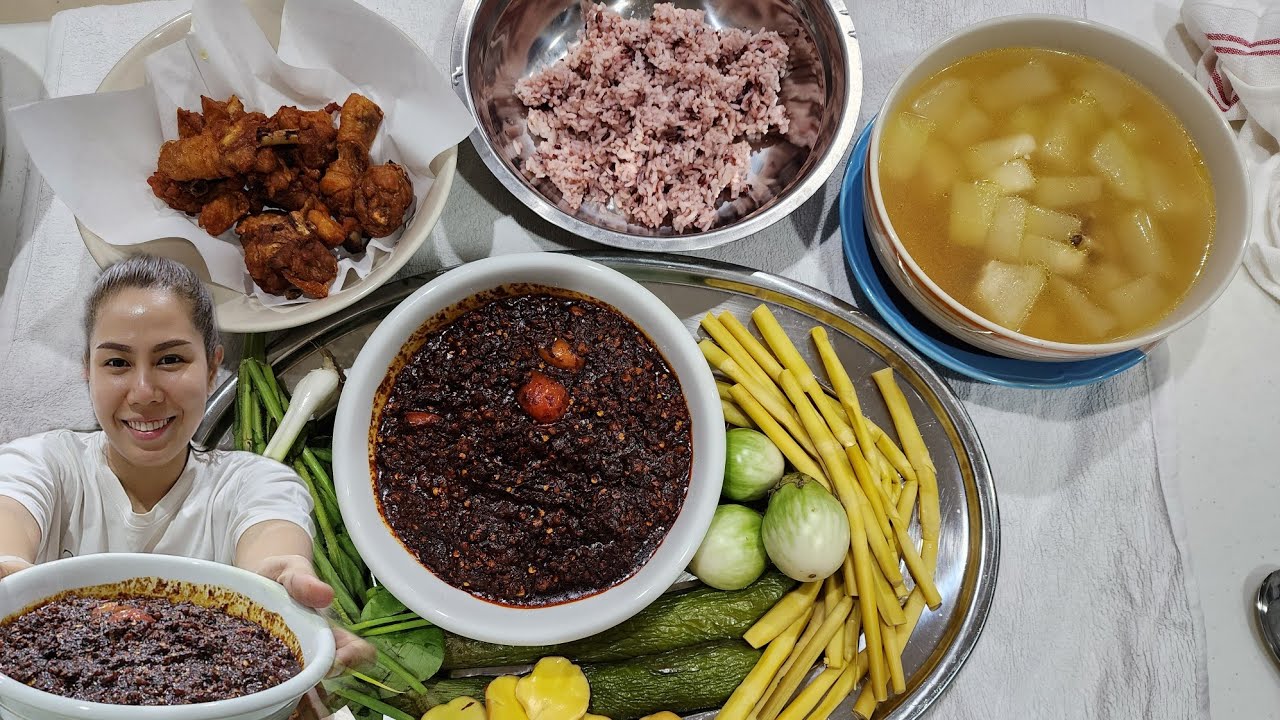 กินข้าวคลุกน้ำพริกเผาหมูสับมะเขือเทศแซ่บมากค่ะ