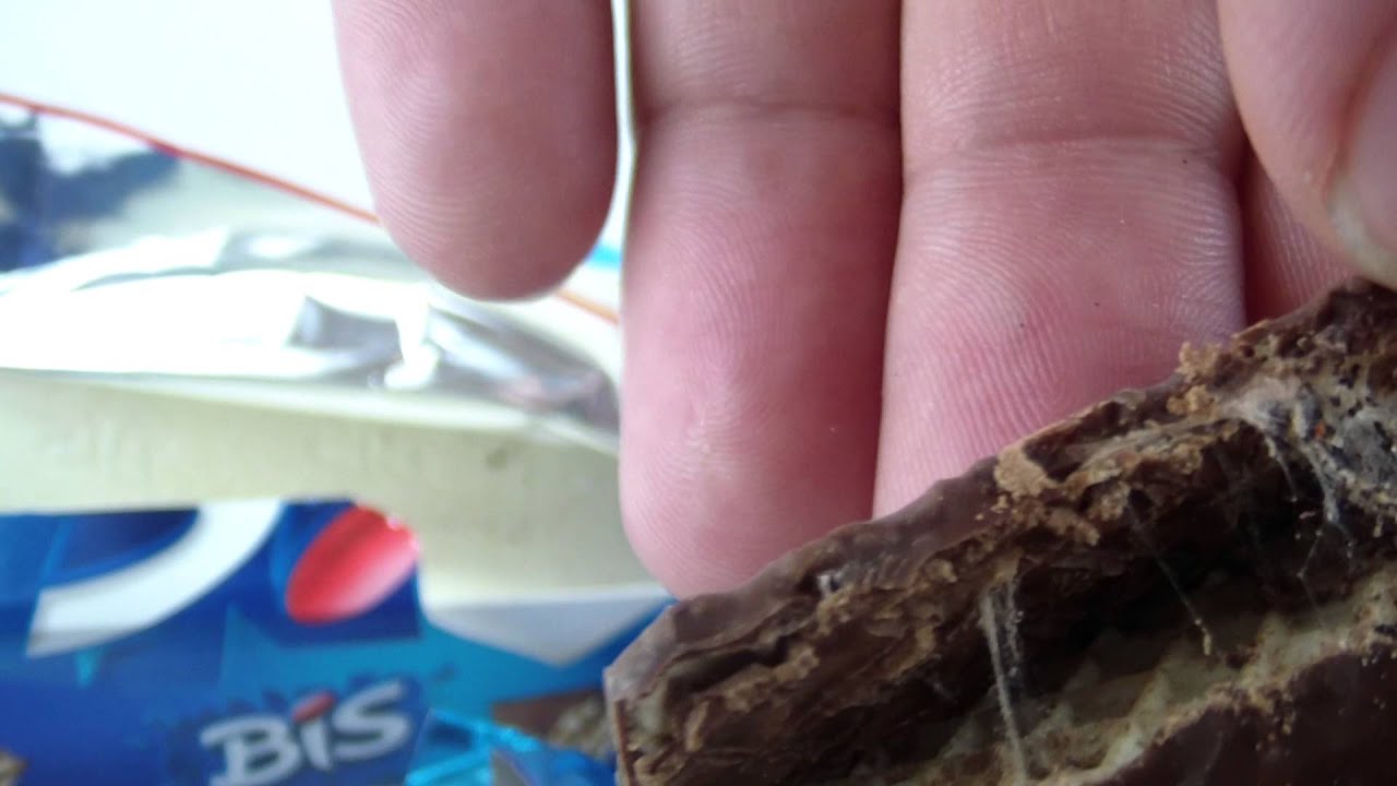 Chocolate Lacta Bis com larva, estragado, dentro da validade.