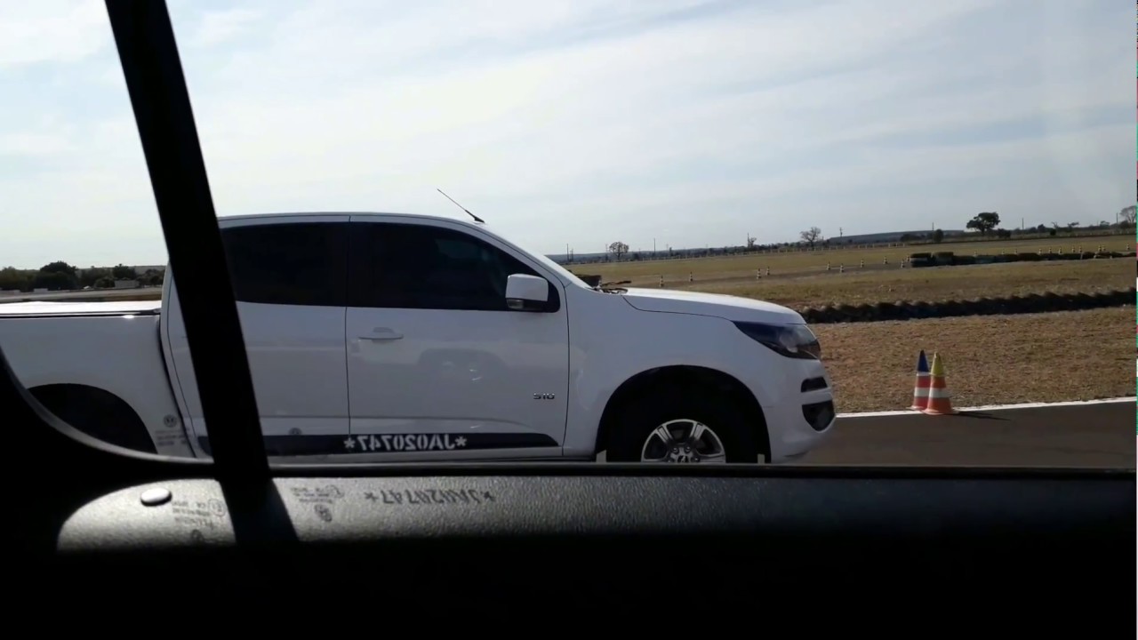 Arrancada da Amarok V6 225cv diesel contra S10 200cv diesel na pista do autódromo