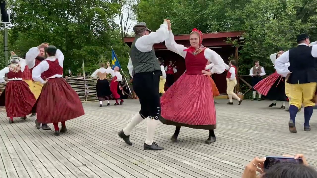 Schottis i turer Skansens Folkdanslag midsommardagen 2024