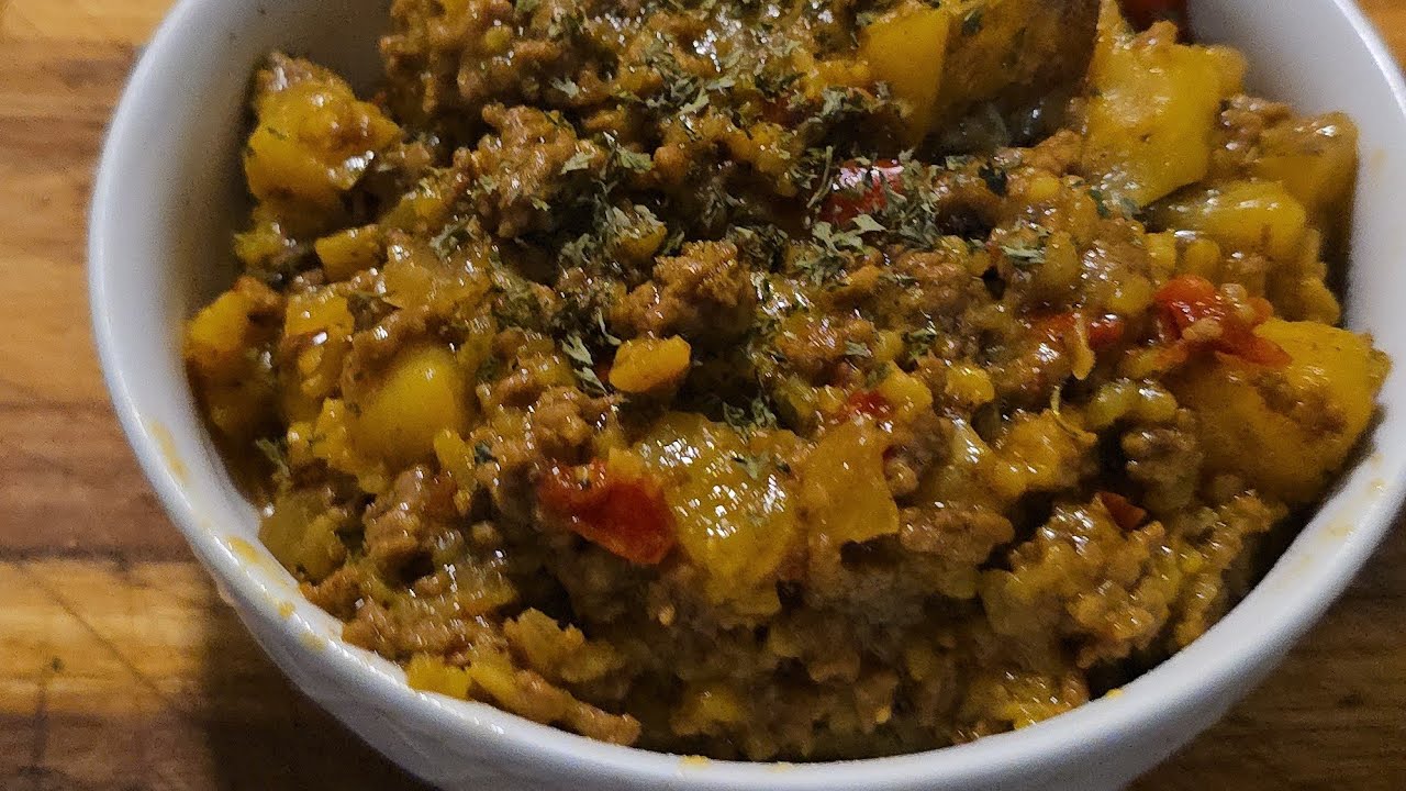 Приготовьте запеканку из говядины, картофеля и перца.