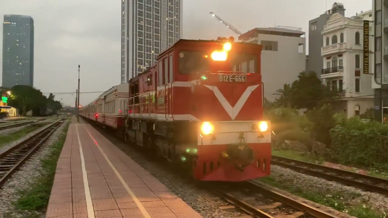 Đầu máy Đ12E - 656 kéo tàu LP2 vào và rời ga Thượng Lý 7/2/2026 