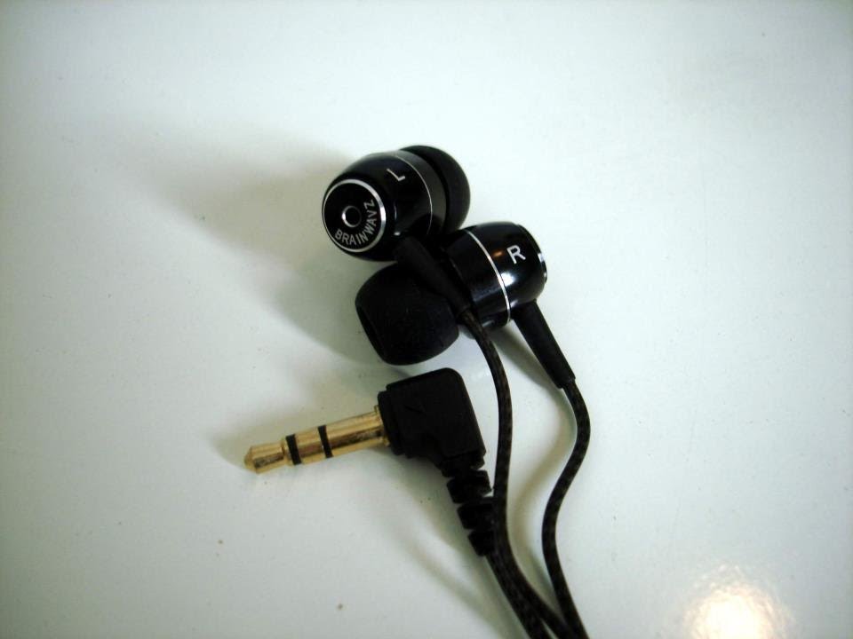 Unboxing Brainwavz M4 with macro views