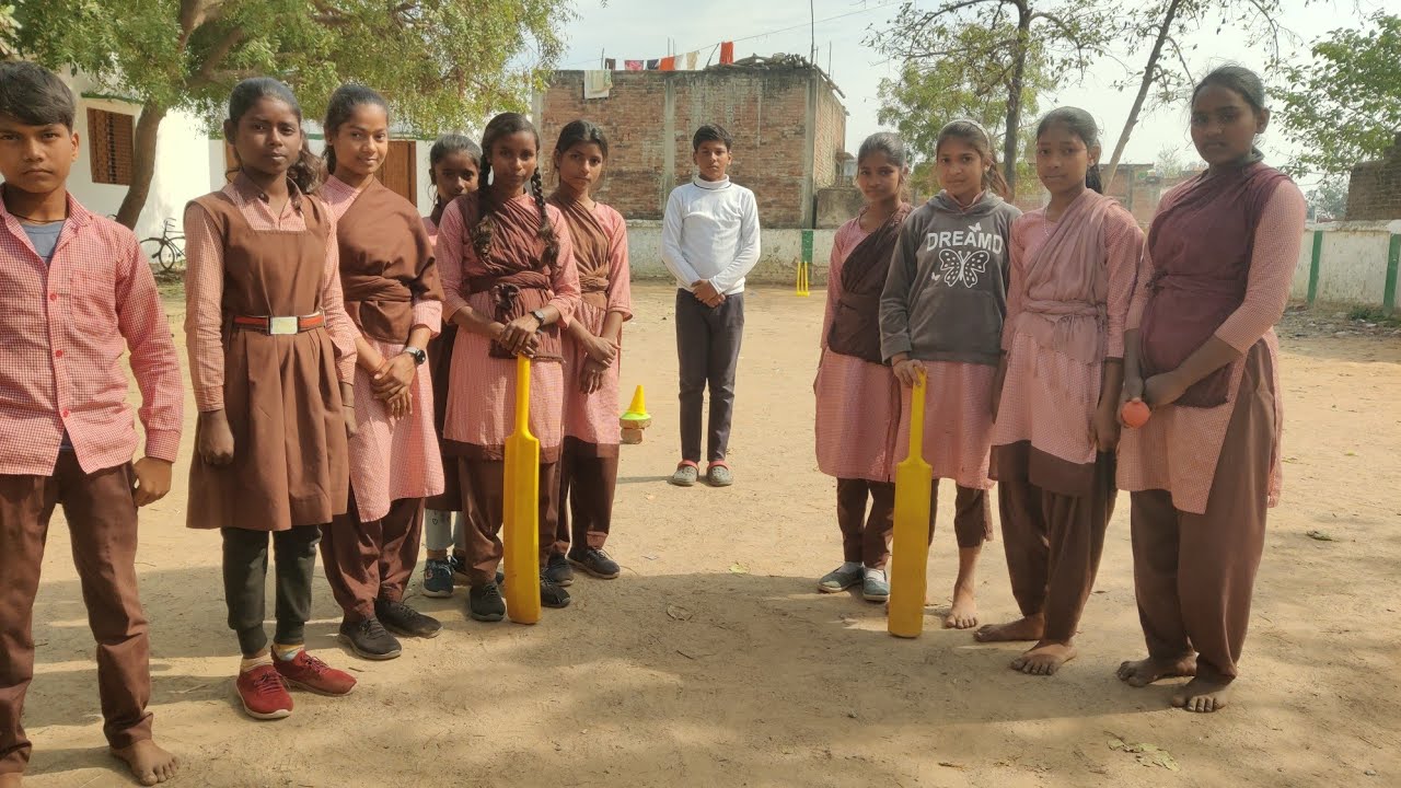 Stadium ke bahar hi maar diya shot aur ball kho gayi #cricket #Girls