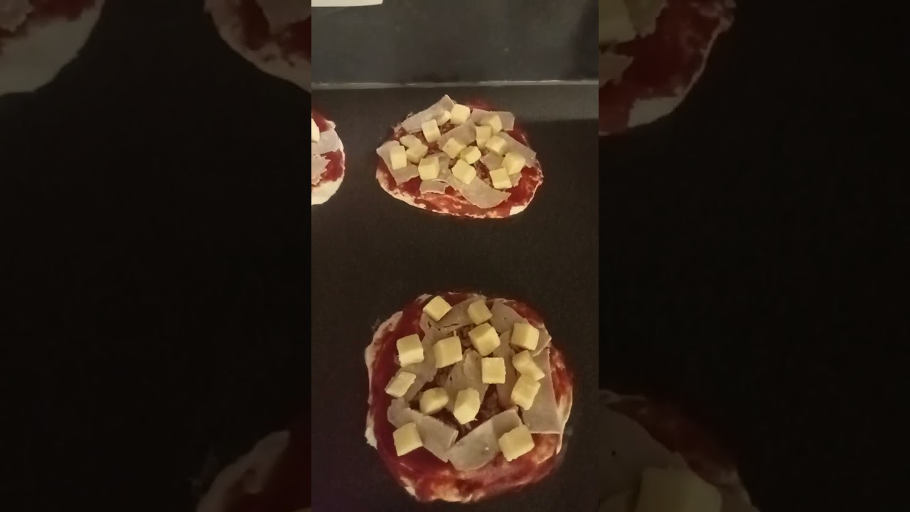 FROM PIZZA 🍕 DOUGH 😋 HOW I MADE YUMMY HOMEMADE PIZZA 🍕 USING INGREDIENTS I HAVE AT HOME 🏡 YUMMY 🙏🏾🥰🍕