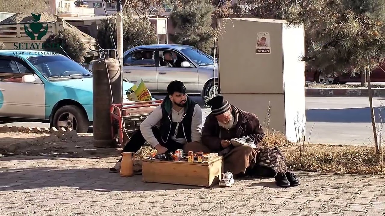مرد بزرگ میگوید هیچ پول نتی بوت هایت پاک میکنم❤️‍🩹