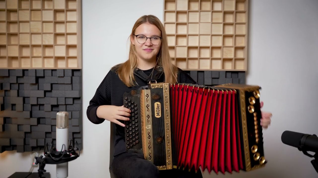 Sophia spielt den Glöcklwirt Walzer auf der Steirischen Harmonika