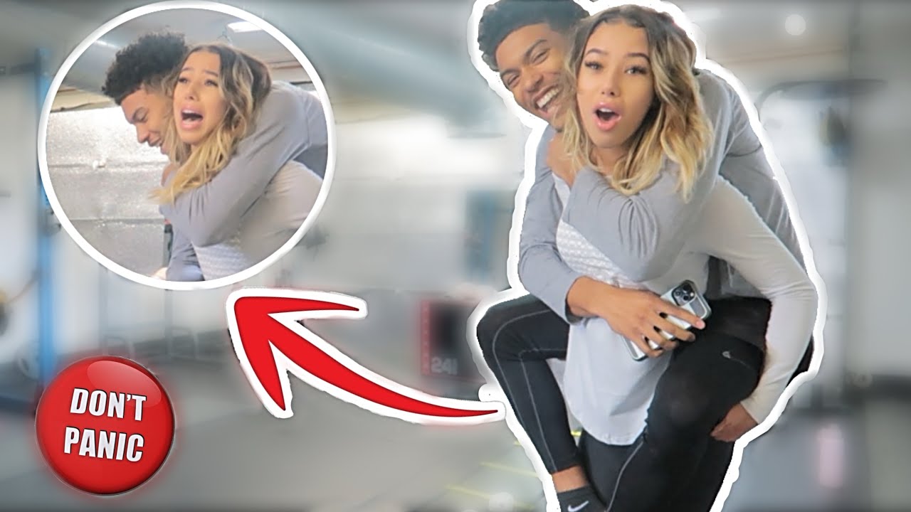 COUPLES 10 MINUTE PIGGYBACK CHALLENGE! | Vlogmas #12