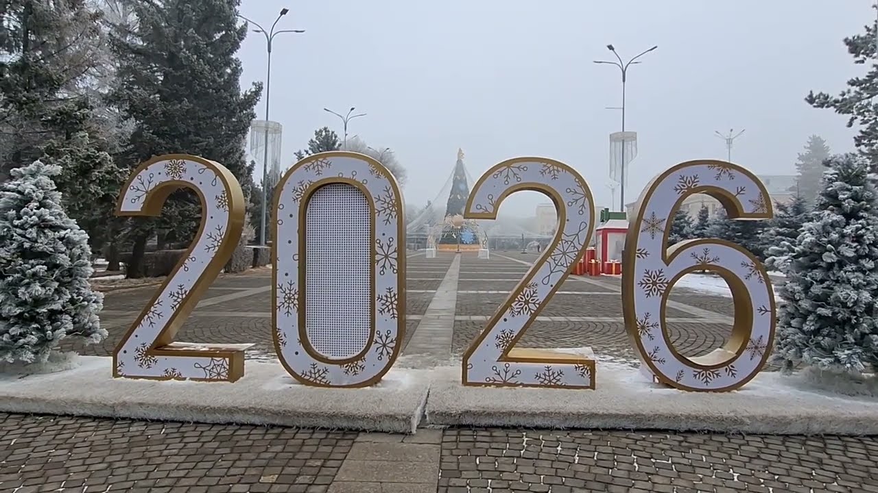 Прогулка утром возле елки на Центральной Площади, Карагаш крытый проход