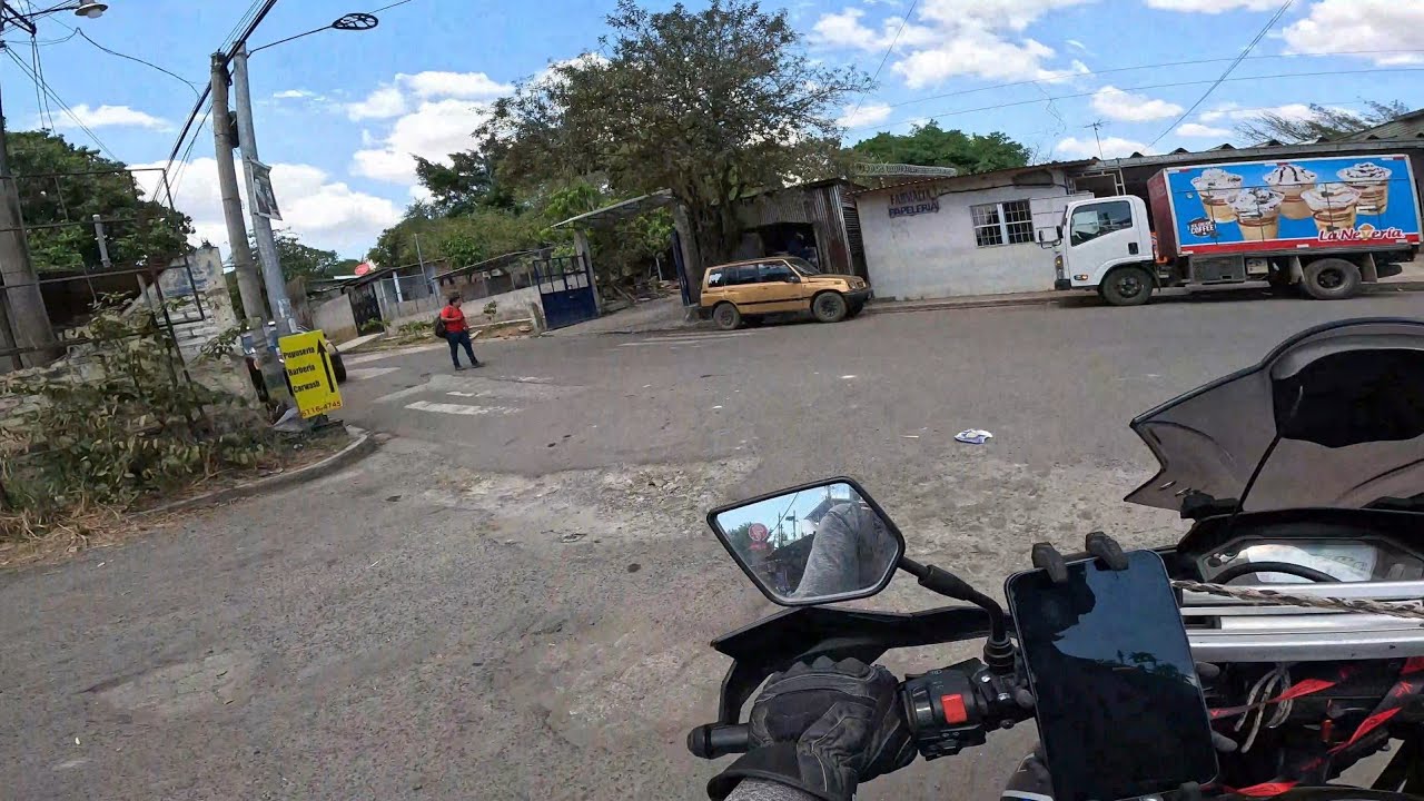 Regreso a casa.  Pasando por el centro del cantón Zapotitán. 