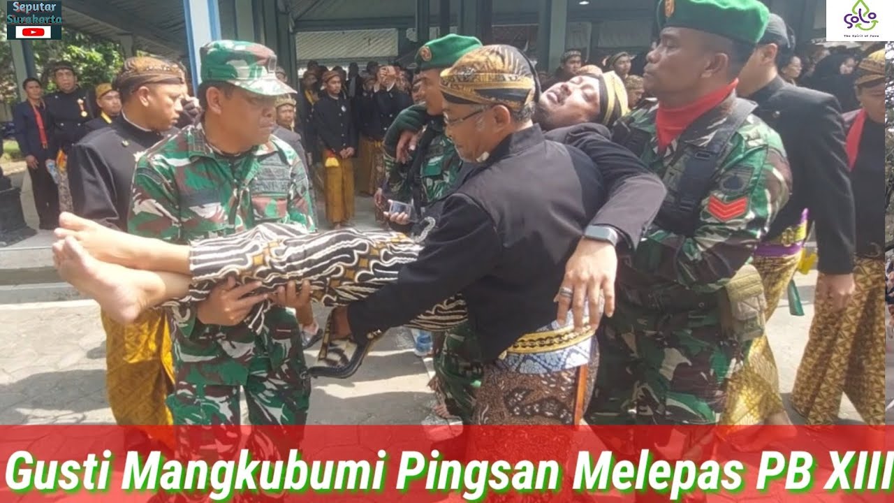 Gusti Mangkubumi Anak PB XIII Tiba2 Jatuh Pingsan Diselamatkan Anggota TNI Digendong Lepas Jenazah