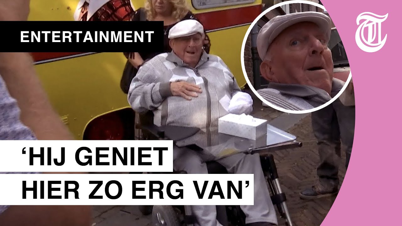 Clown Bassie overladen door emoties tijdens eerbetoon