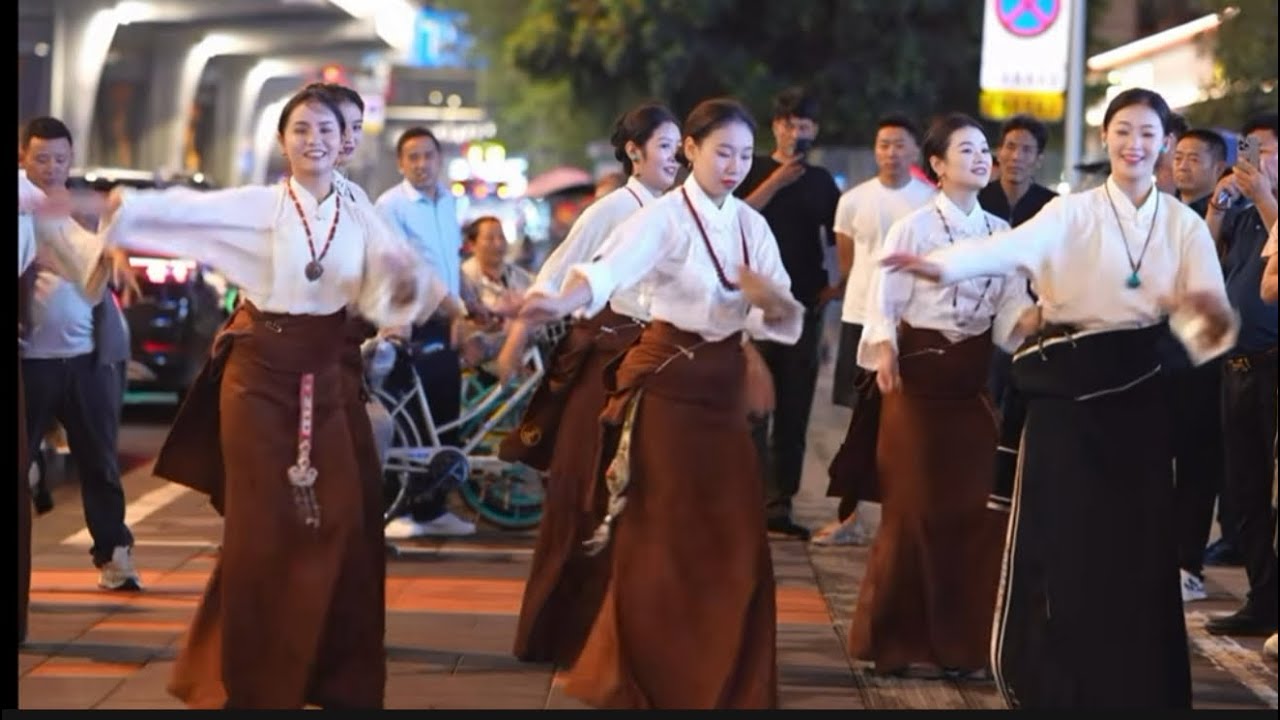 卓熱查姆和專業團隊精彩鍋莊舞  （雍吉+卻珍+拉措+扎西曲珍+蘭卡卓瑪+理塘卓瑪+白鶴拉姆+楊秀兒+金初麗麗+索朗旦措+格桑曲珍+拉姆娃+瑤瑤+那曲團隊）