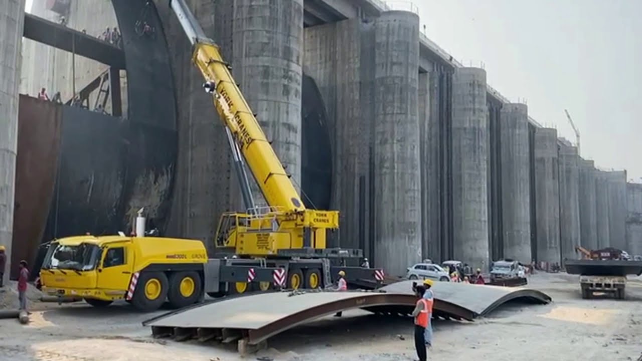 #Polavaram Dam Project Work || Polavaram Dam Biggest Gates Fitting Working System || World Mega Dam