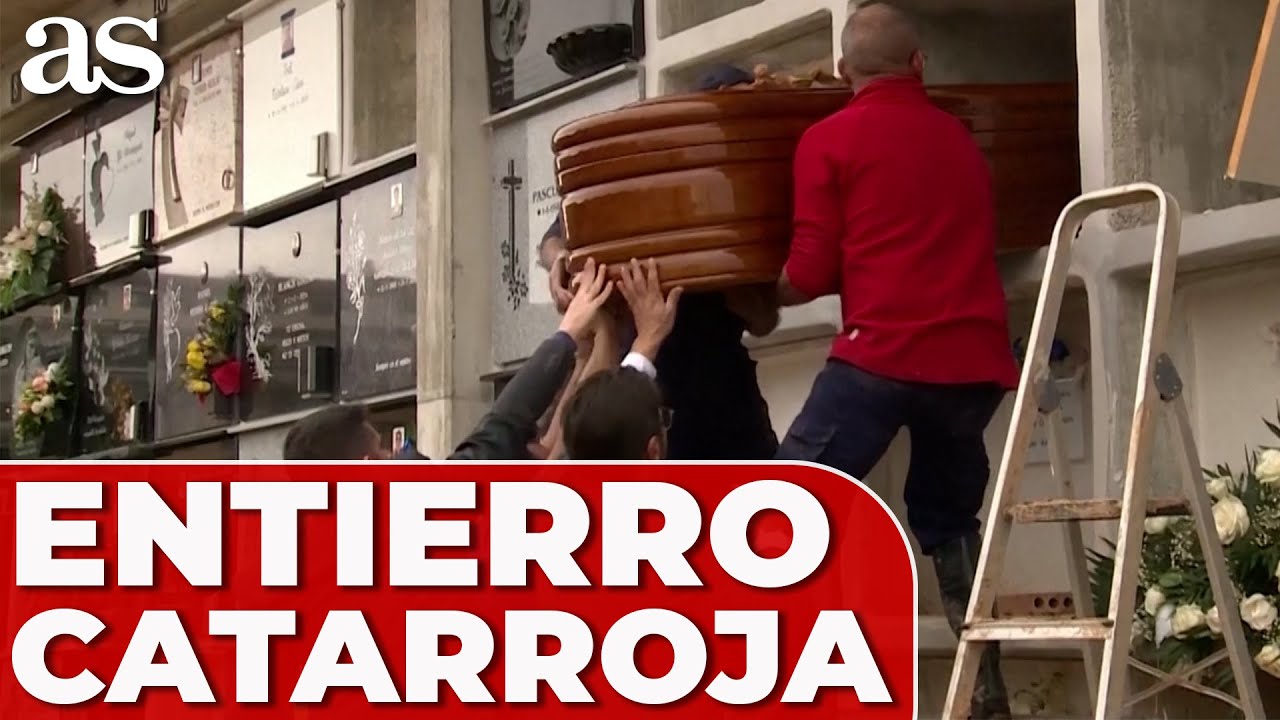 DANA | LLEVAN DÍAS ESPERANDO: EMOTIVO MOMENTO EN QUE HAN PODIDO ENTERRAR A SUS FALLECIDOS