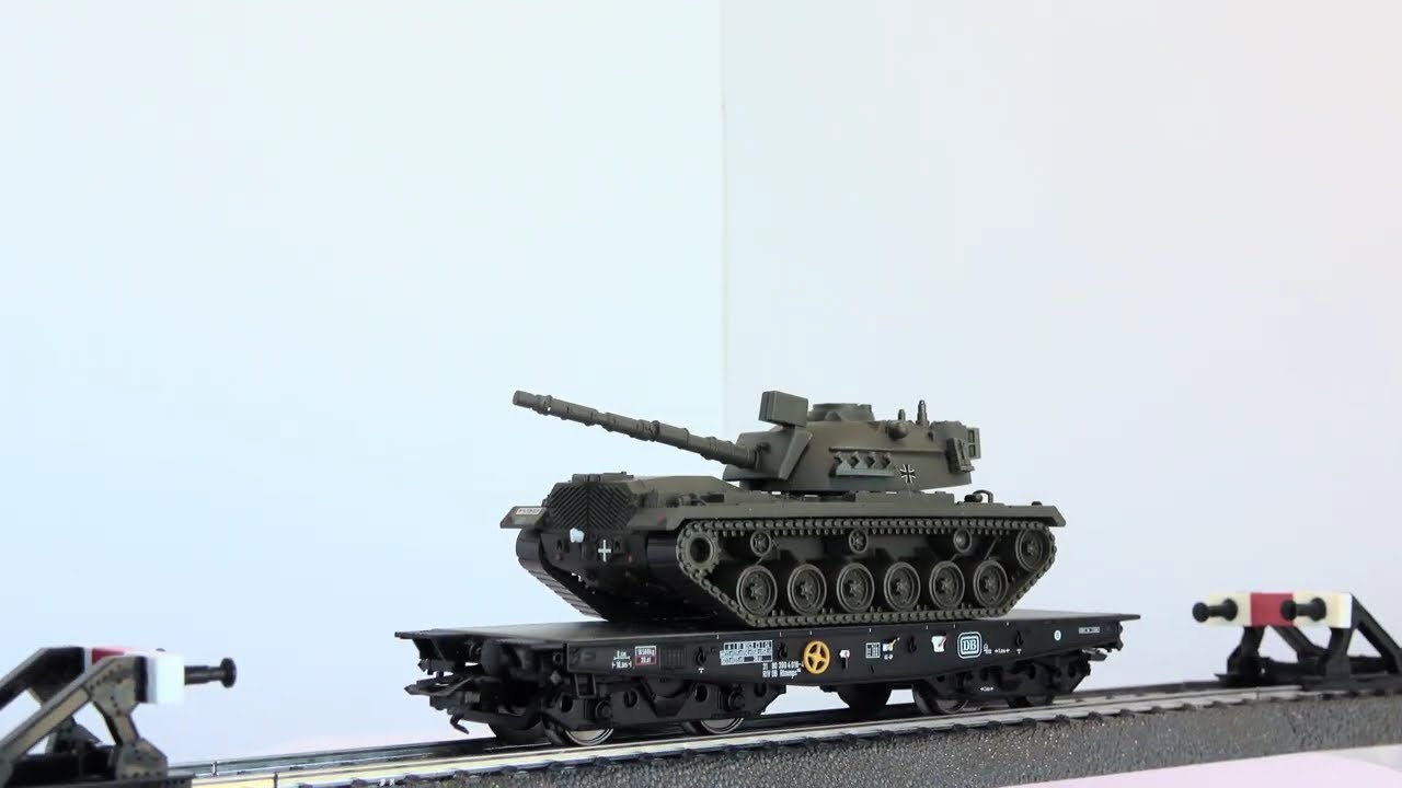 Märklin H0 47951 | Tank Transport Train with Tank Crews Car | Military Freight Train in 4K