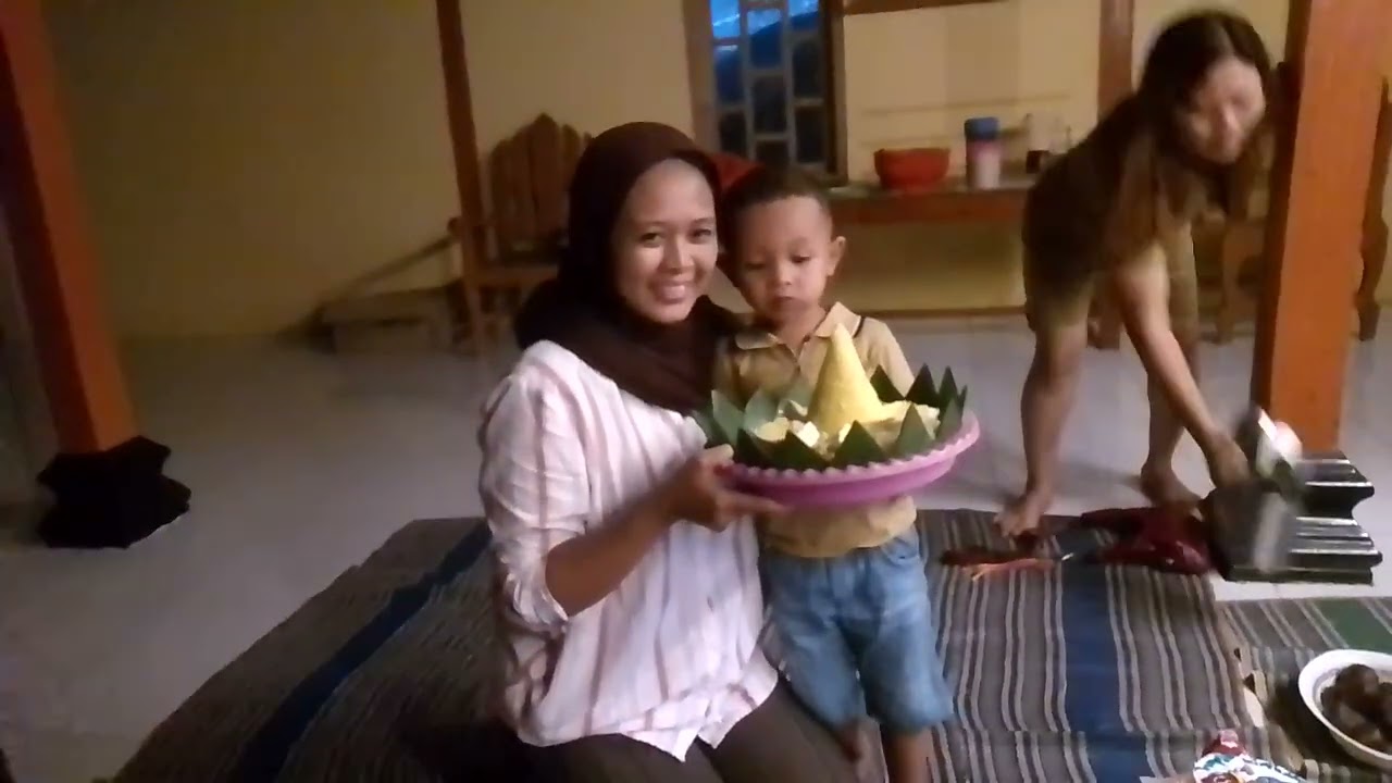 Momen Nard Suapin Kue ke Mama, Tebak Siapa Yang Kenyang?🤣