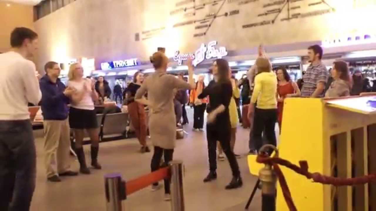 #Yellowpiano флешмоб . Московский вокзал, СПб, 27.12.14