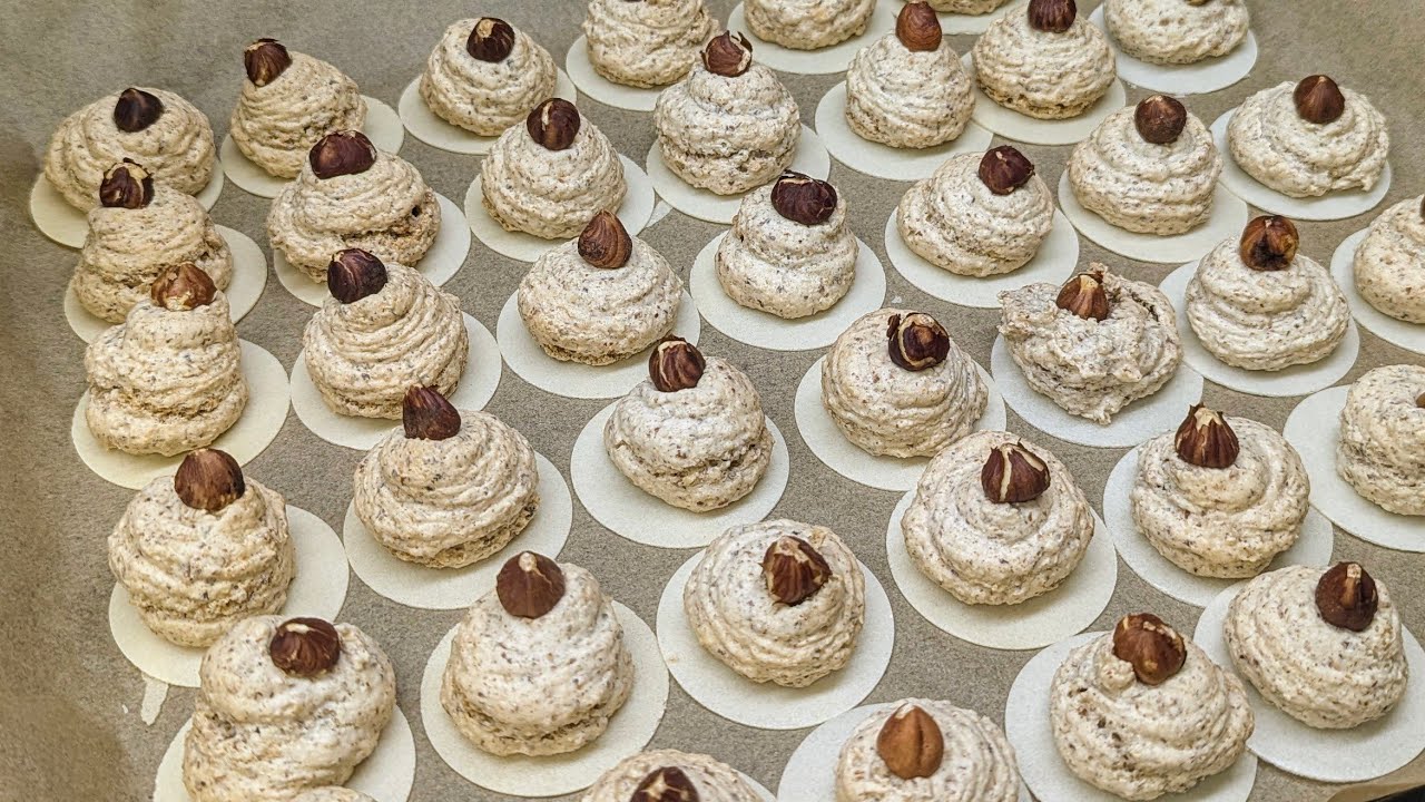 Leckerste Haselnussmakronen - aussen kross und innen soft Rezept Weihnachtspl&auml;tzchen
