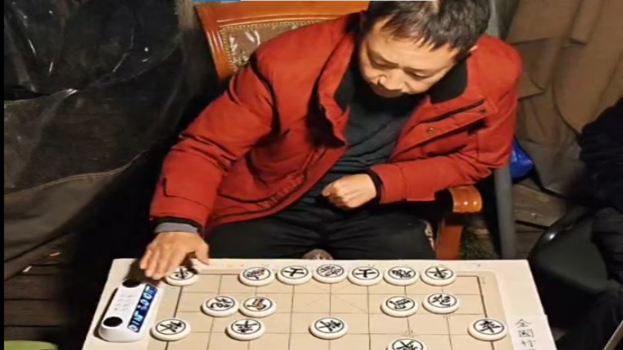 这盘街头象棋对决，从第一步就不简单！