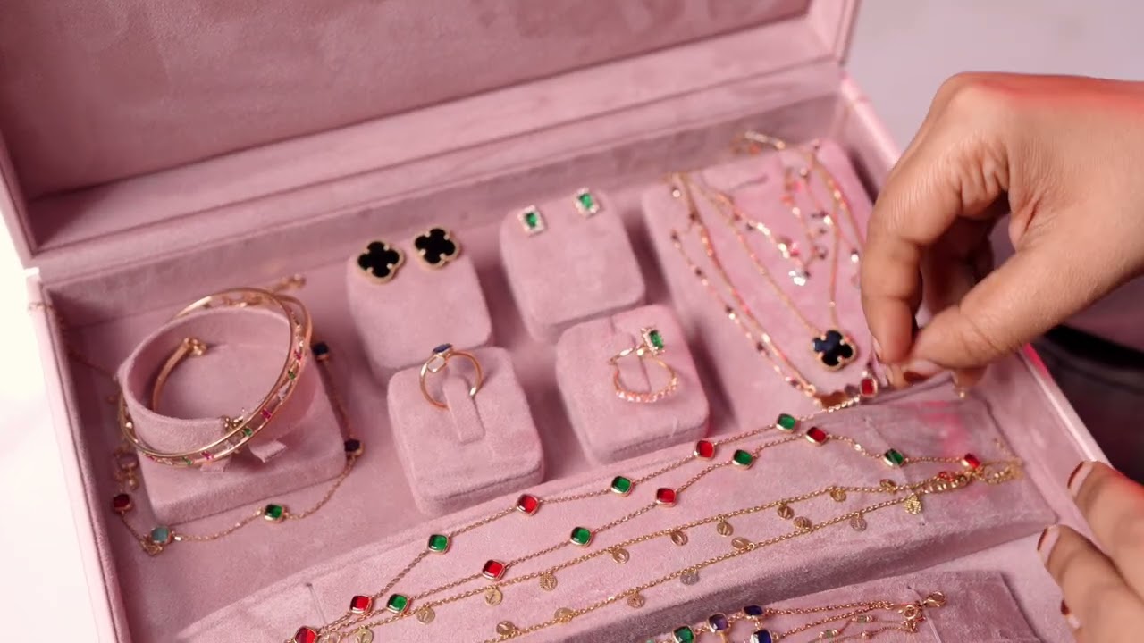 “18 CT gold lovers ഉണ്ടോ ഇവിടെ…? 💛 ഇതിൽ ഏത് design ആണ് നിങ്ങൾക്ക് ഇഷ്ടം?”