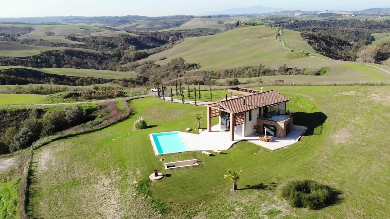 Casale dal design minimal e contemporaneo nelle dolci colline toscane, tra San Gimignano e Volterra