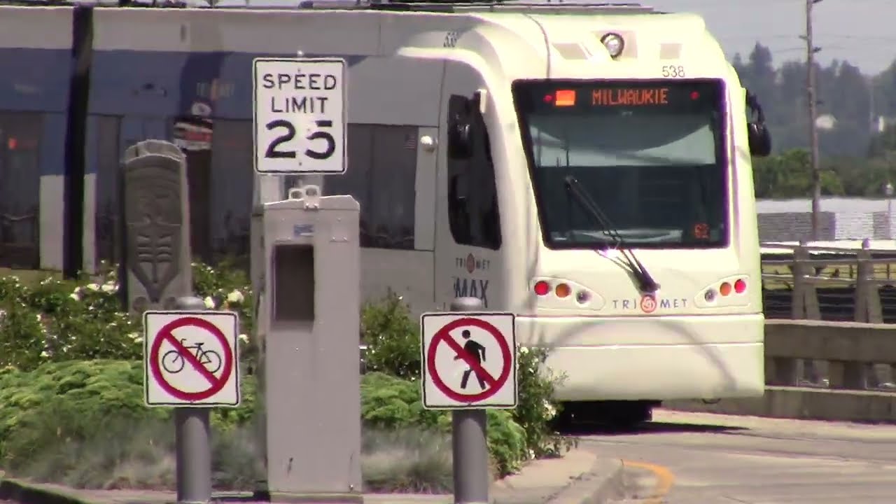 TriMet MAX - Siemens S700 #521, #538 Orange Line at into South Waterfront/South Moody