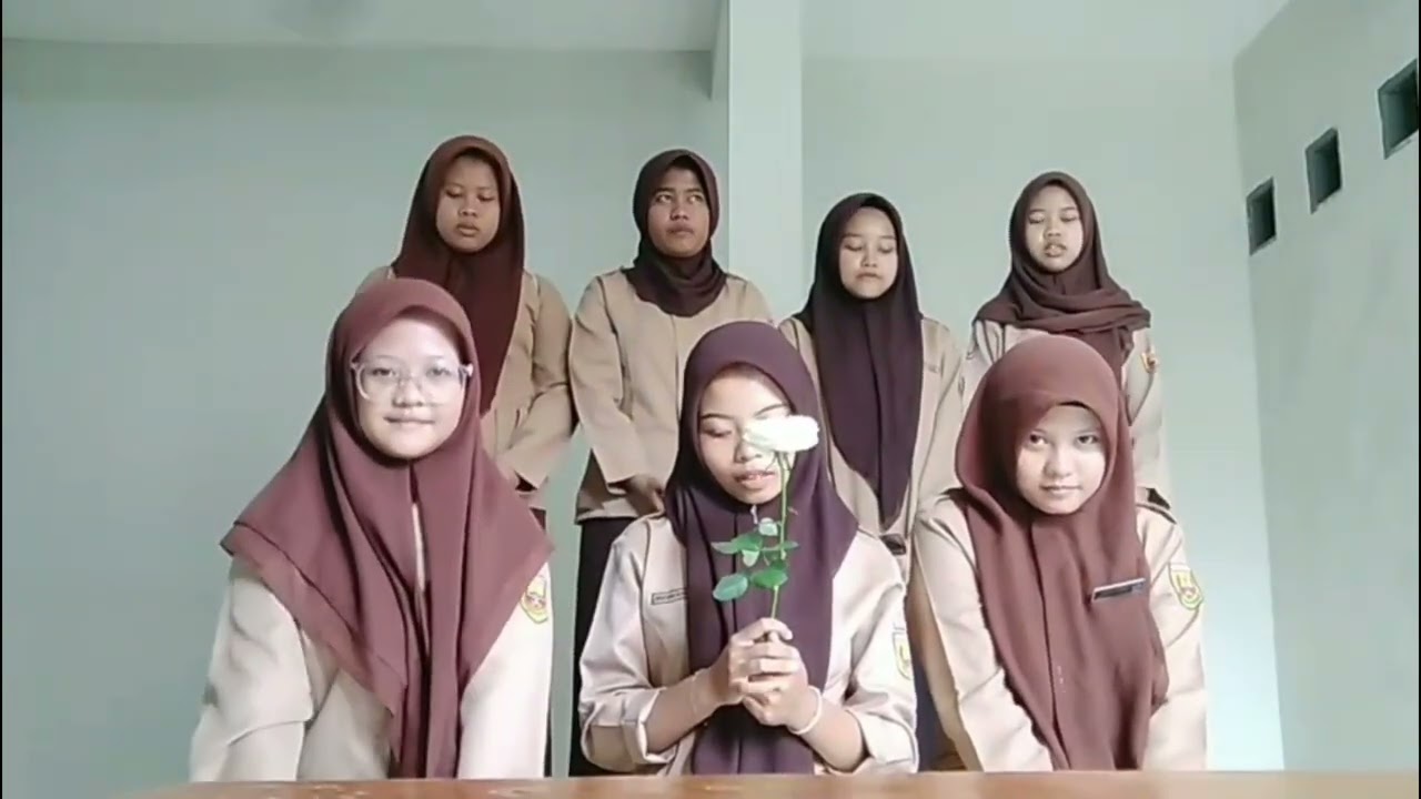  MUSIKALISASI PUISI DENGAN DI NYANYIKAN LAGU BUNGA MAAF (KELOMPOK 2)