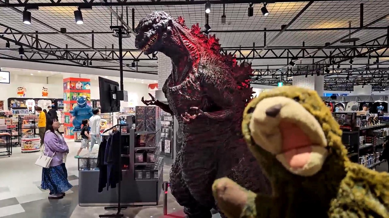 Snug Visits the Godzilla Store in Odaiba, Japan!