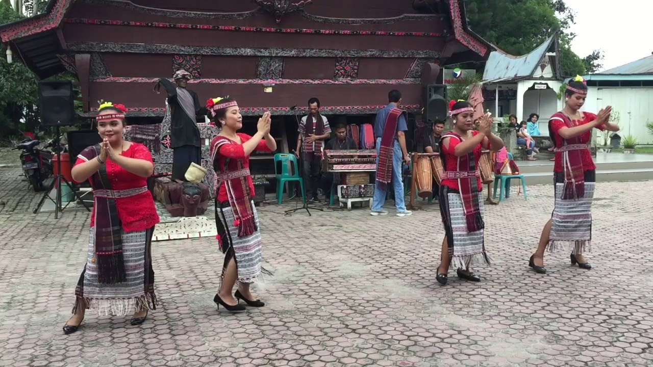 Menari Tor-Tor Bersama Sigale-Gale di Tomok Samosir Sumatera Utara