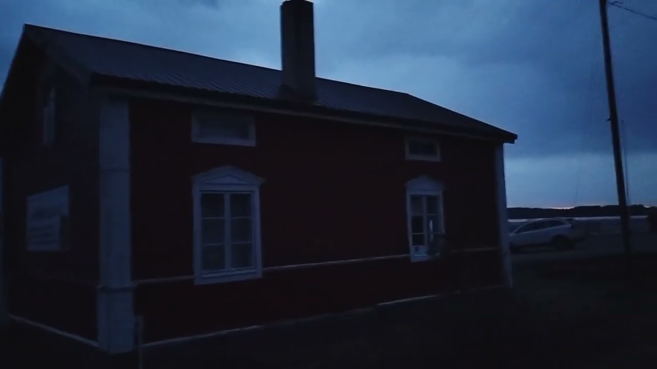 Kukkolankosken kuohuja l&auml;hell&auml; tulvahuippua.