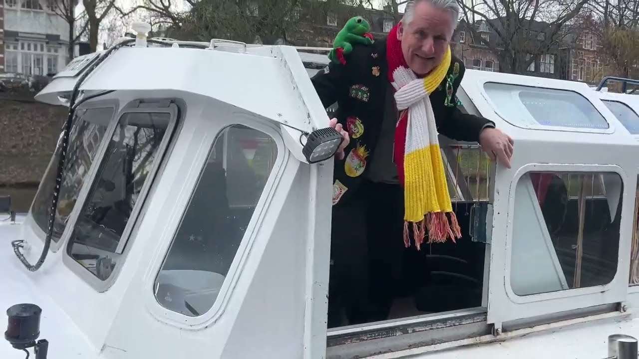 Gebrek aan bussen geen probleem in Engelen: inwoners nemen de boot naar Oeteldonk I Dtv Den Bosch