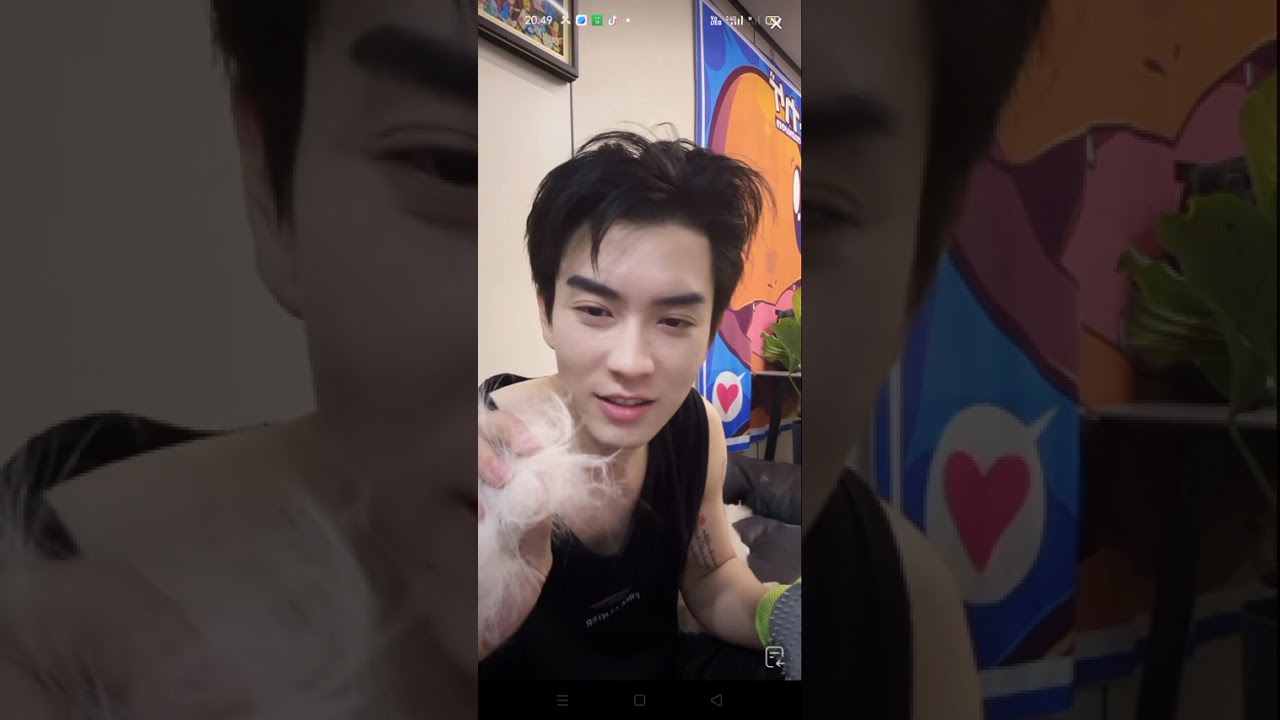 Waktu rehat mas Jia bersihin bulu kucing kesayangannya ❤️