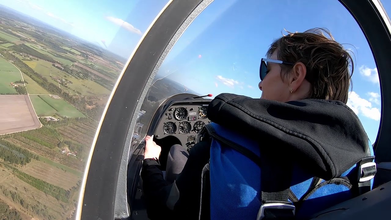 Silkeborg Flyveklub's oplevelsesdag: Tove prøver svæveflyvning