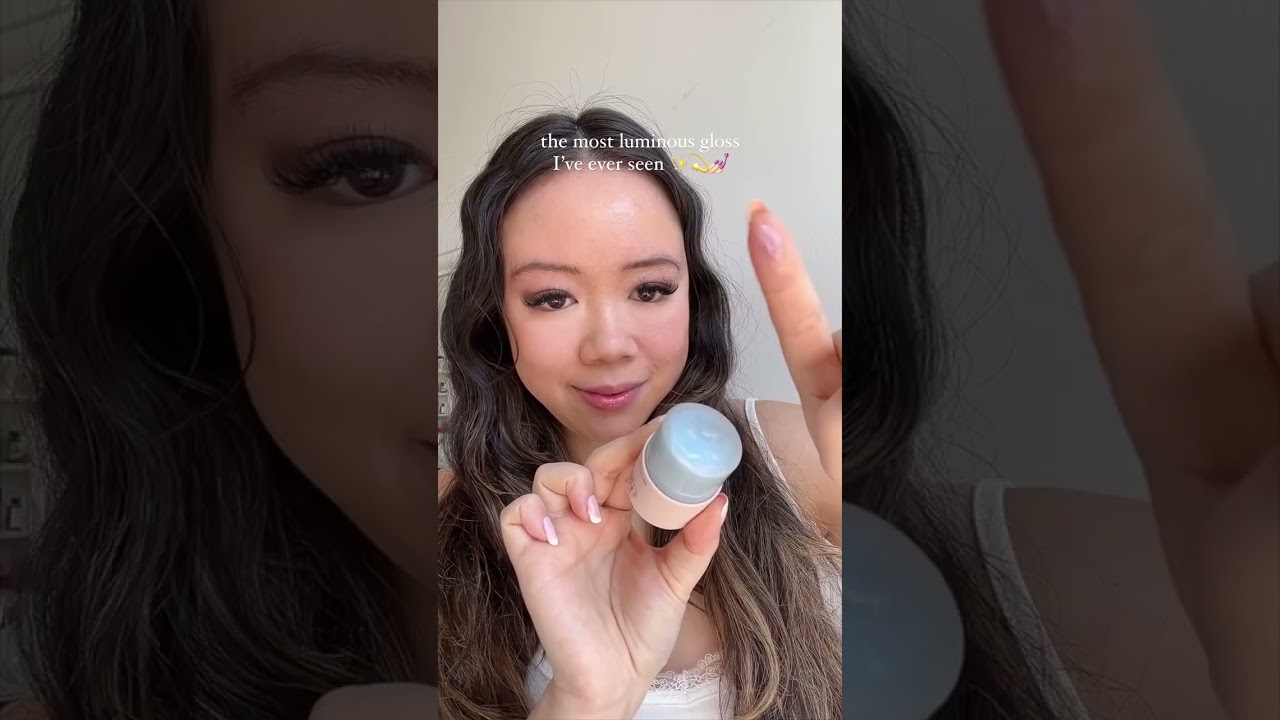 Can you see the iridescence in the gloss? It’s so luminous and glossy! This is the Glint Lipcerin in