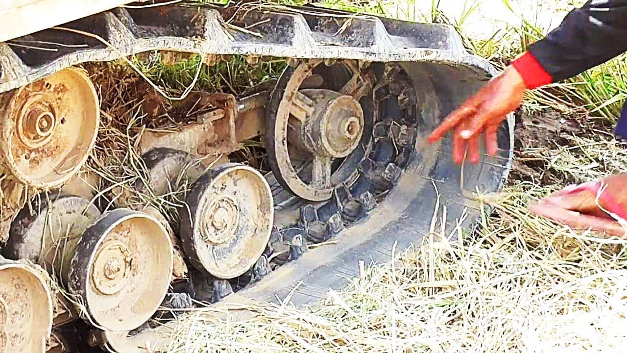 Máy kéo lúa bánh xích leo bờ bị tuộc bánh lái phải dùng chân đạp xích vô lại / Crawler tractor