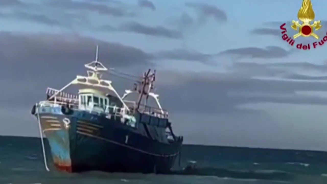 Peschereccio alla deriva arenato sulle coste del Salento: è il terzo in pochi giorni