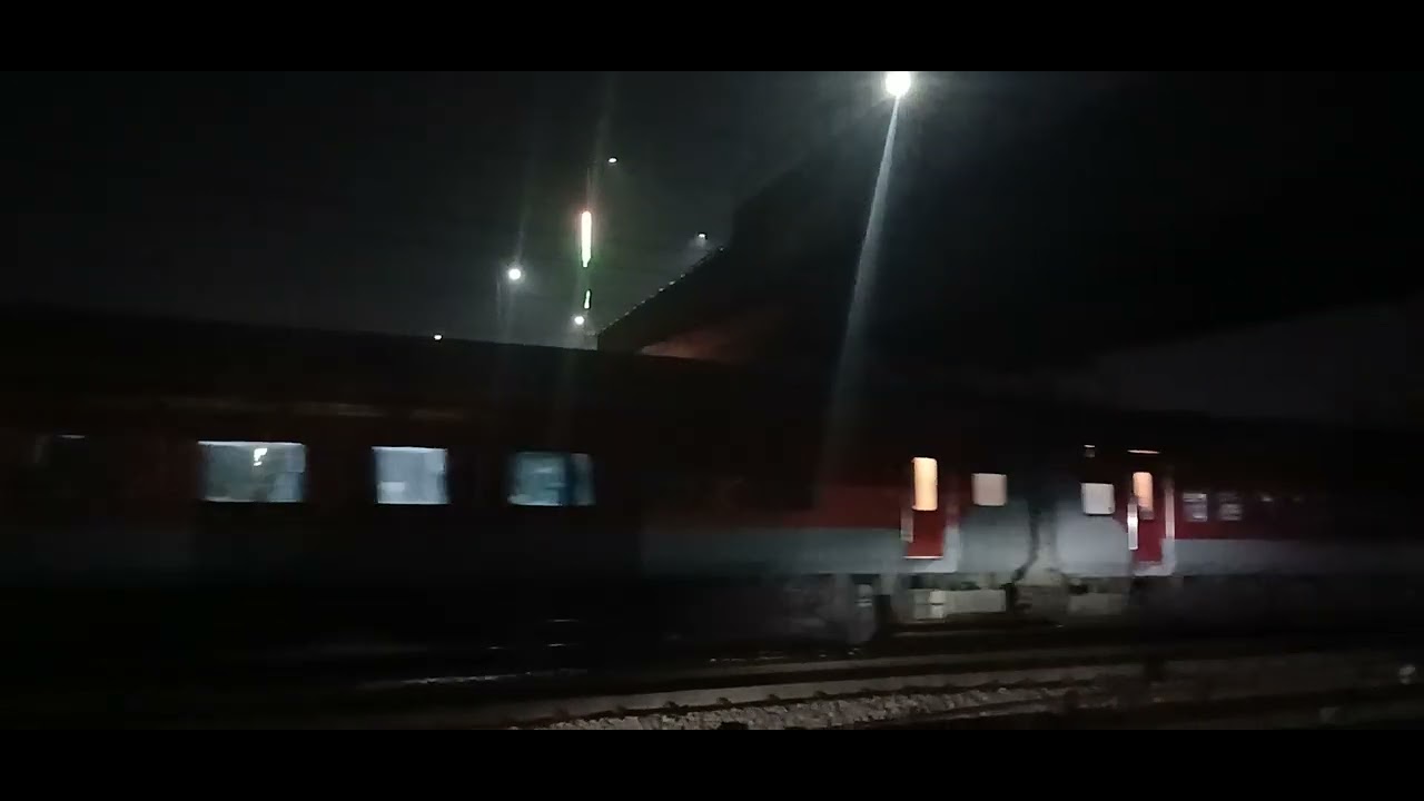 Track sound of 2 hour 25 minute late running 12556 gorakhdham superfast express 