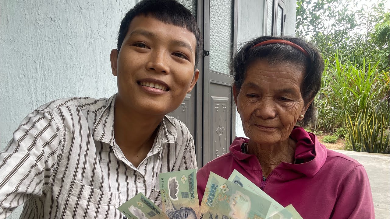 Nụ cười Hạnh phúc của Cụ Dung khi nhận được sự giúp đỡ.